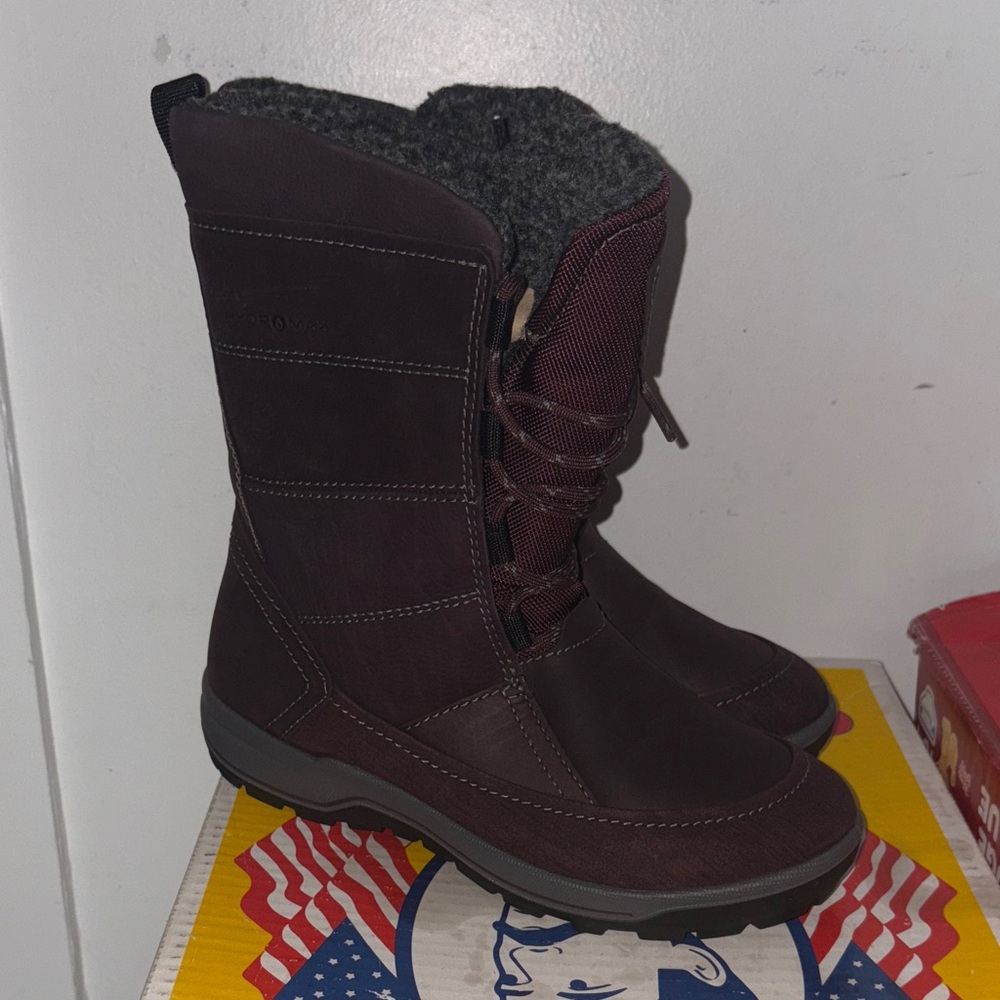 Ecco Women's Dark Burgundy Winter Boots size 5